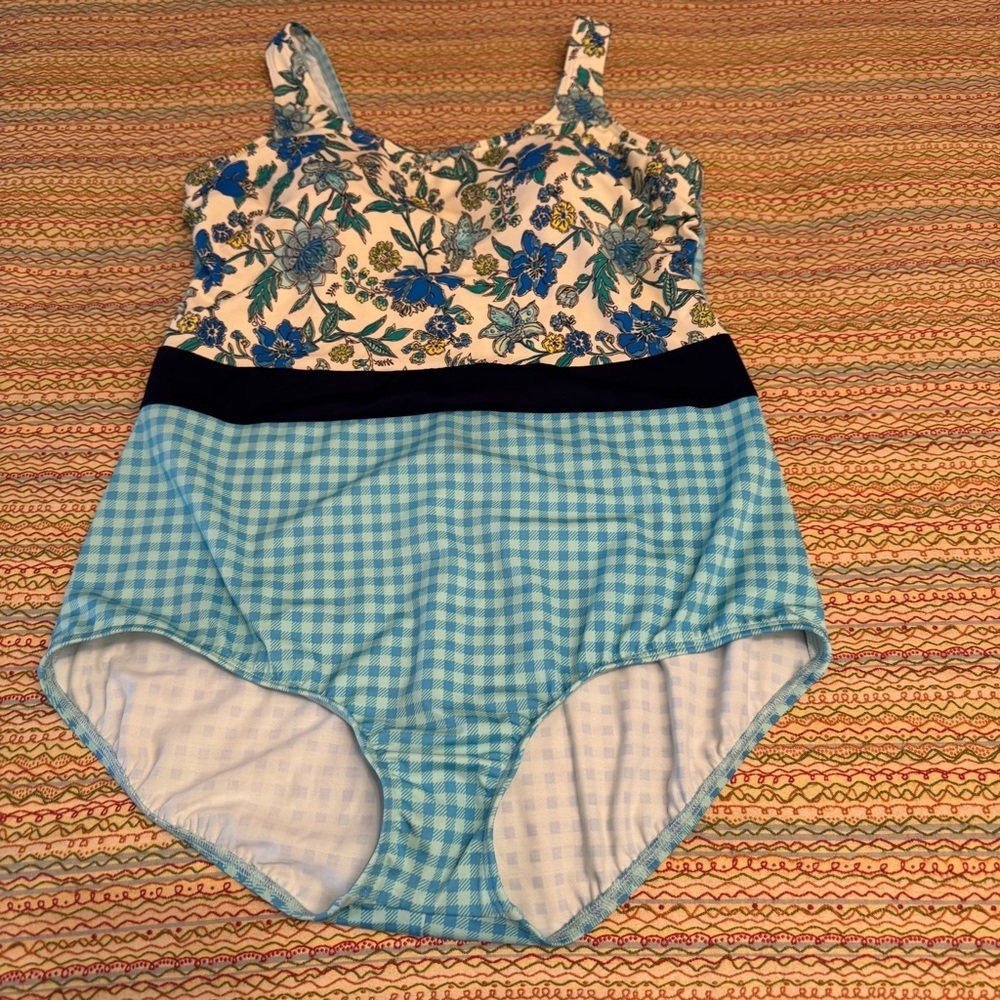Lands' End Chlorine Resistant Soft Cup Tugless Patterned Swimsuit Sz 16